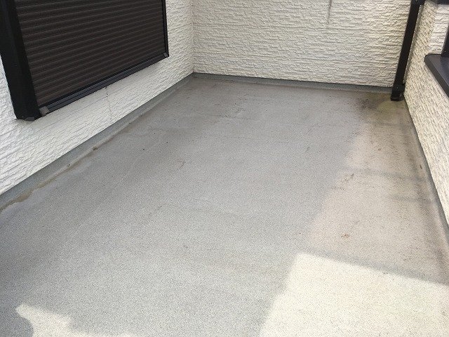 ベランダ床の防水を確認